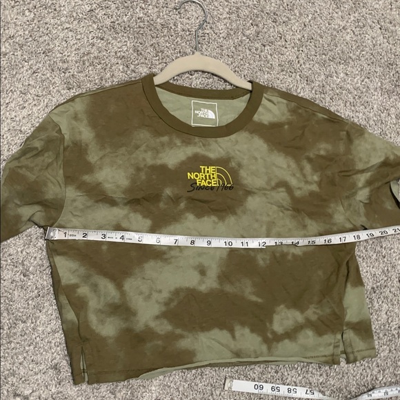 The North Face Castles Made of Stone Green Tie Dye Cropped Shirt Sleeve T Shirt - Picture 6 of 7